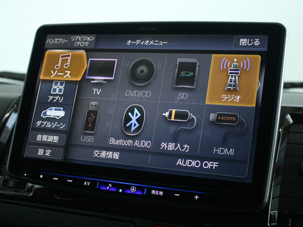新品のSDナビ装備しております。便利な機能が盛りだくさんです。