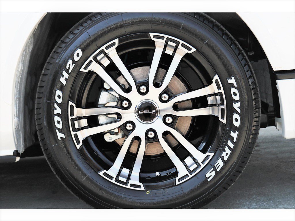 足元にはＴＯＹＯ Ｈ２０タイヤ＆ＤＥＬＦ０２ １７位インチＡＷをチョイス！！