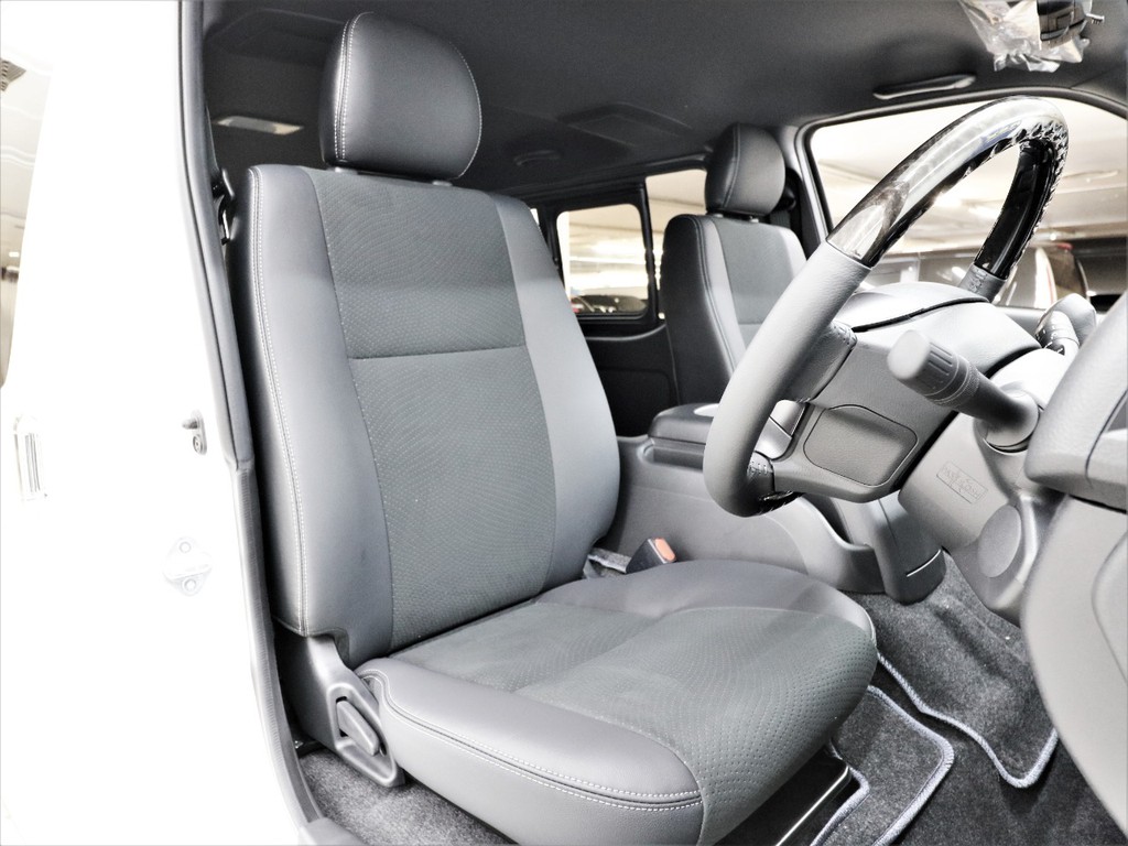 特別仕様車専用ハーフレザー表皮シート！
