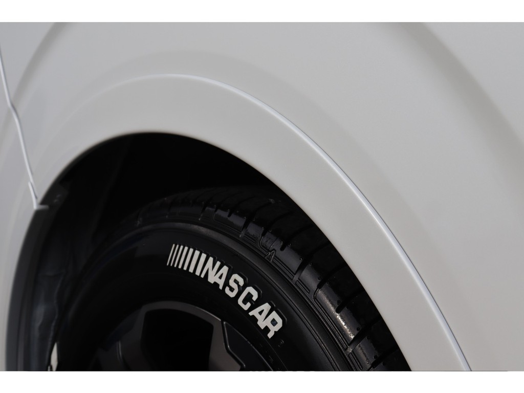 FLEXオリジナルのオーバーフェンダーを付けることで車高が下がっているような視覚効果も！
