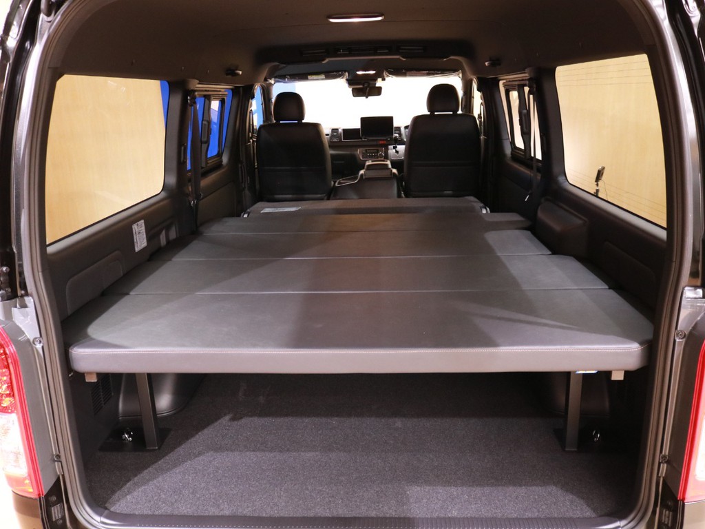 ベッドキット採用で遠方での車中泊可能です♪