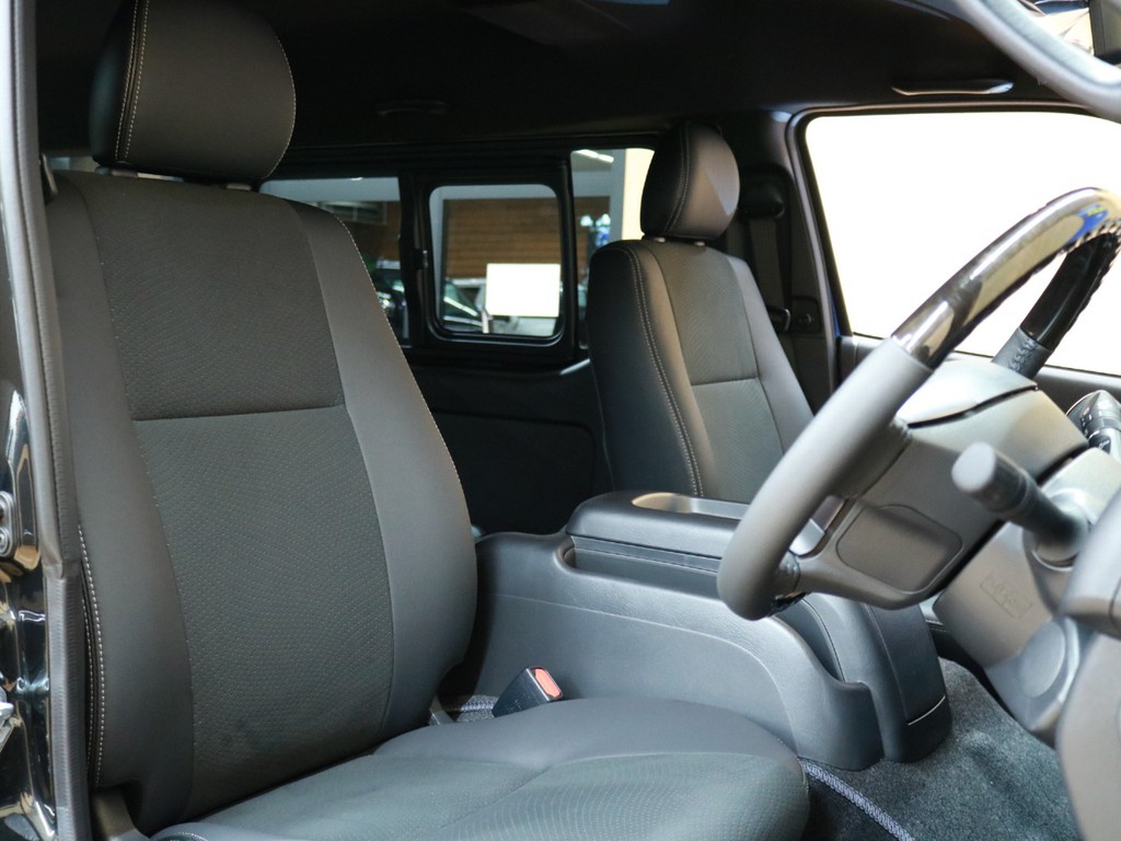 ハーフレザー仕様でシックな運転席です♪