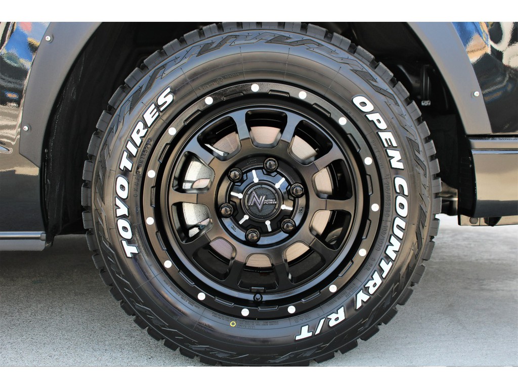 足元にはナイトロパワーＭ１０ １６インチＡＷ＆ＴＯＹＯオープンカントリーＲ／Ｔタイヤをチョイス！！