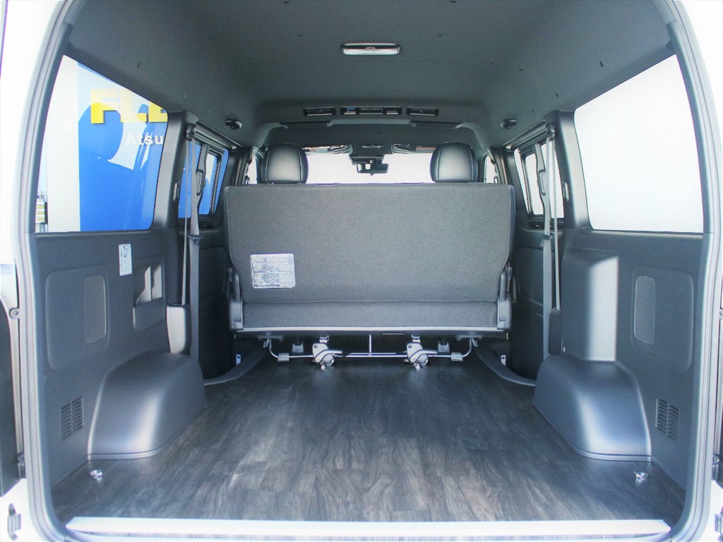 ワイドバンならではの広大な荷室となっております。床張り施工済みですので掃除も簡単です。