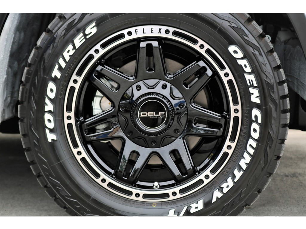 足元にはオリジナルＤＥＬＦ０４ １６インチＡＷにＴＯＹＯオープンカントリーＲ／Ｔタイヤをチョイス！！