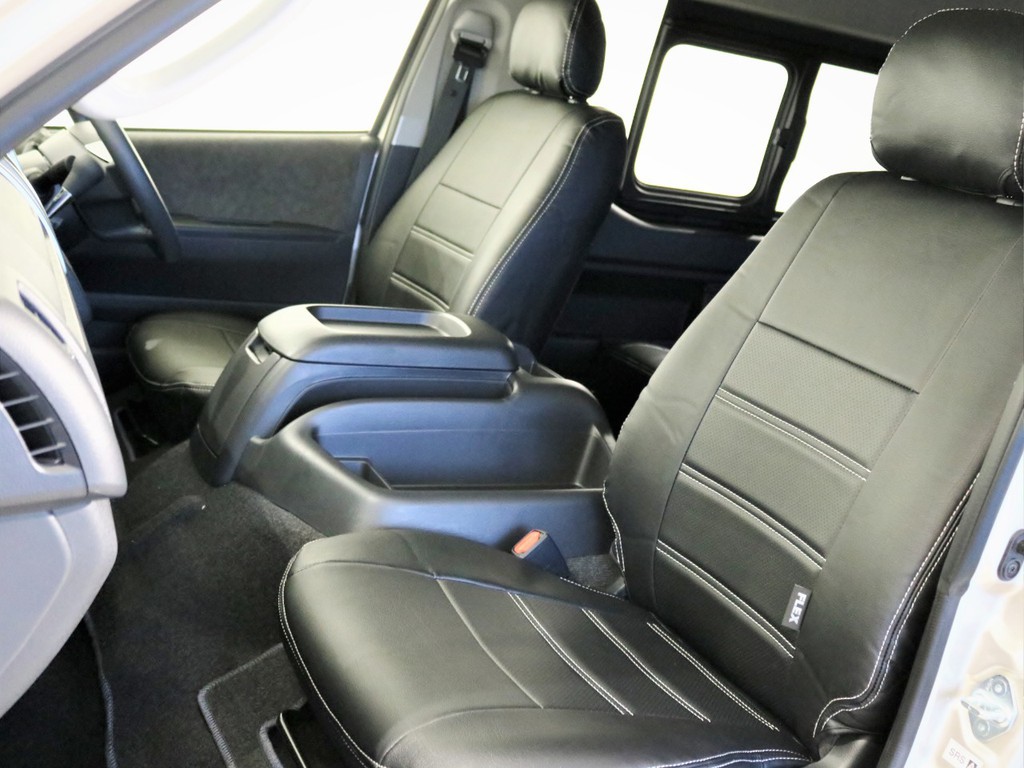 運転席・助手席にも黒皮調シートカバー装着！！高級感しかございません！！