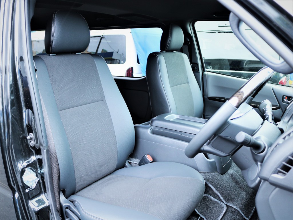 運転席シート、専用ハーフレザーシート！