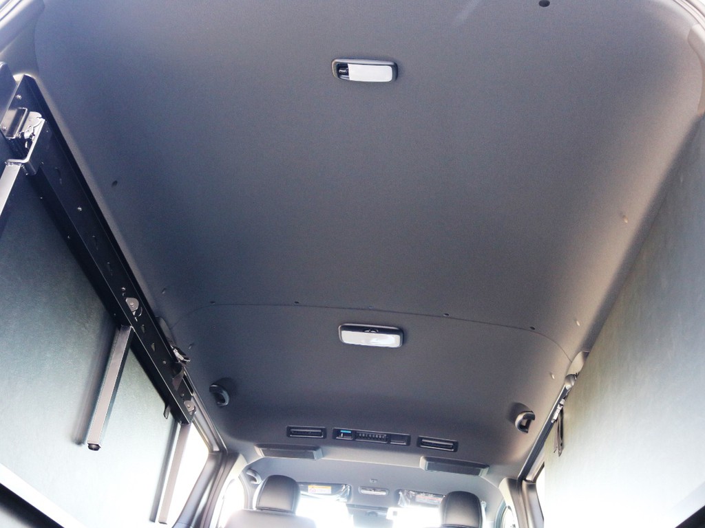 天井やトリム（車内の壁）等がブラックカラーとなっており、高級感のある内装となっております♪