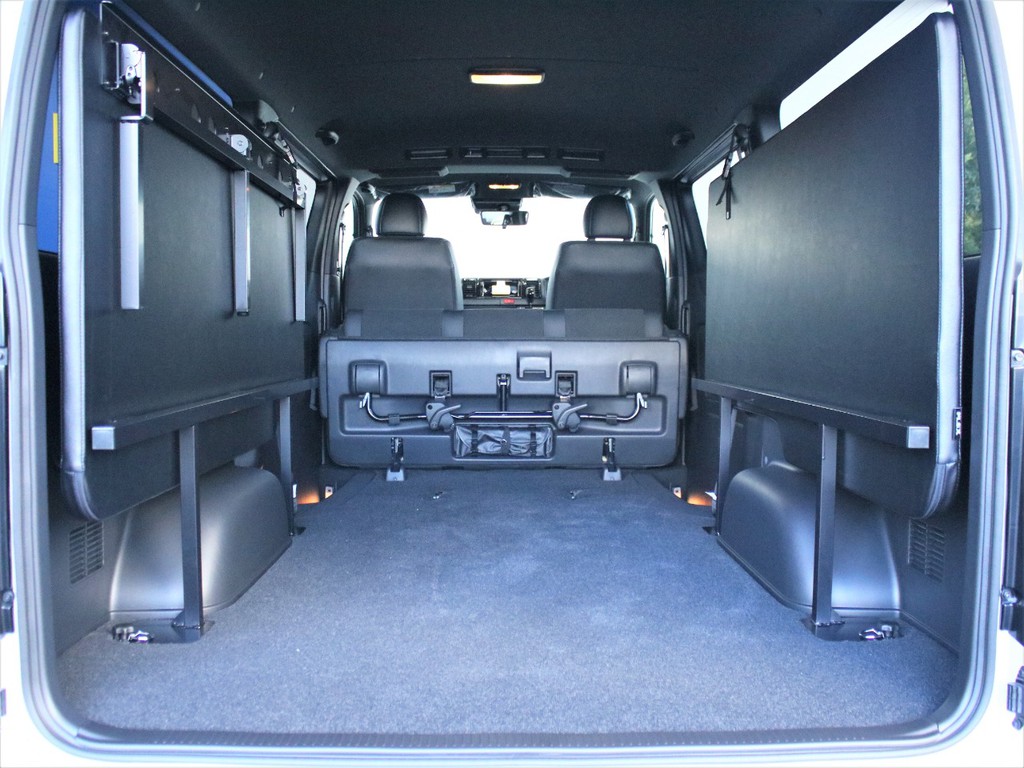 二列目を跳ね上げる事によって、更に広大な荷室スペースになっております。