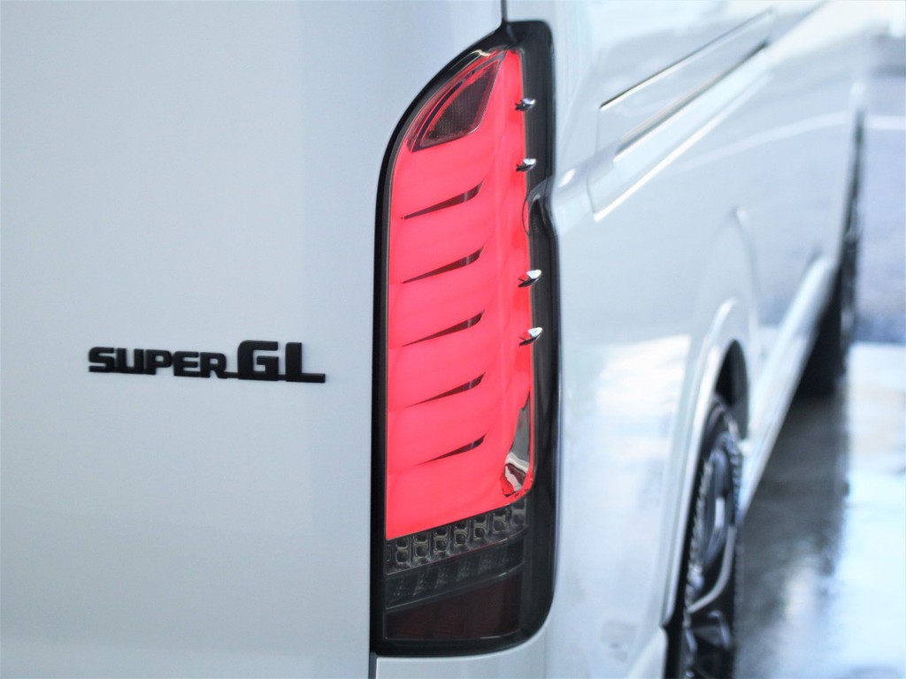新品のフレックスシグマLEDテールランプを装備しております。車両後方もインパクトのあるカスタムになります！