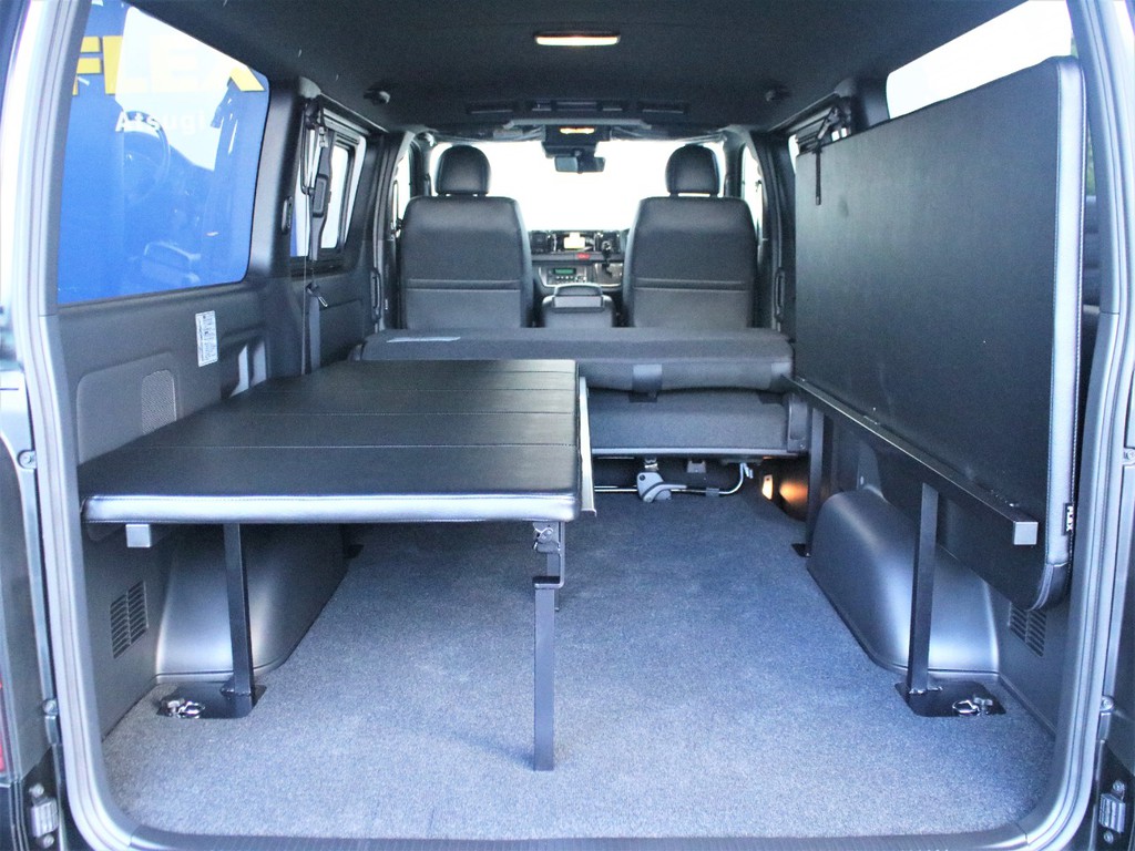 片側を跳ね上げて格納することもできますので、ベッドを展開したままでも、大きいお荷物を積載することができます。