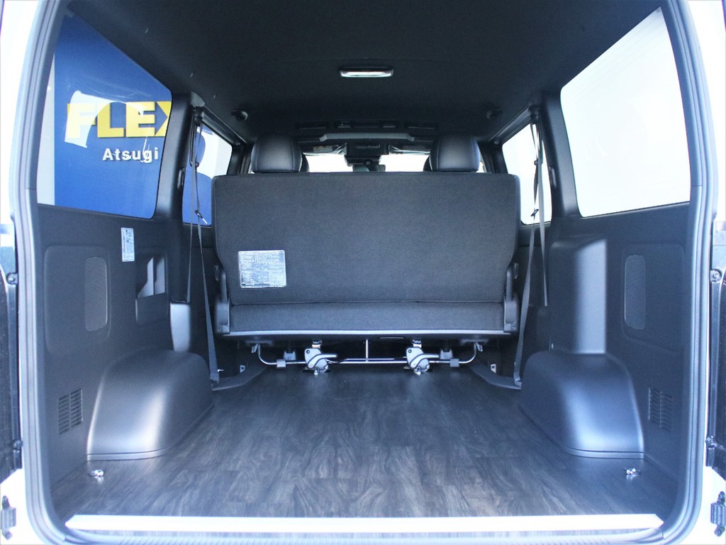 ハイエースバンならではの荷室となっておりますので、大きなお荷物も楽に積載できます。