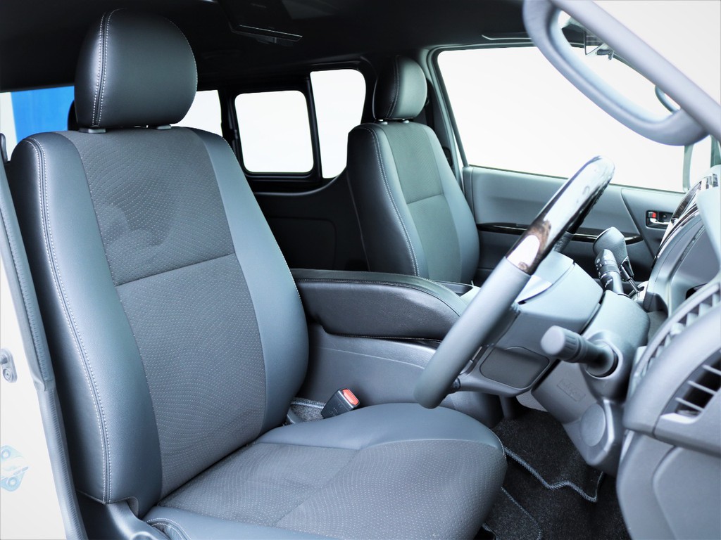 運転席シート、専用ハーフレザーシート！