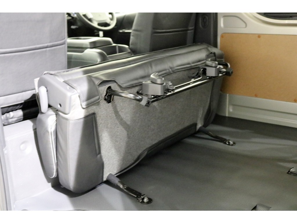 セカンドシートは折りたたみ可能で広い荷室を展開致します！
