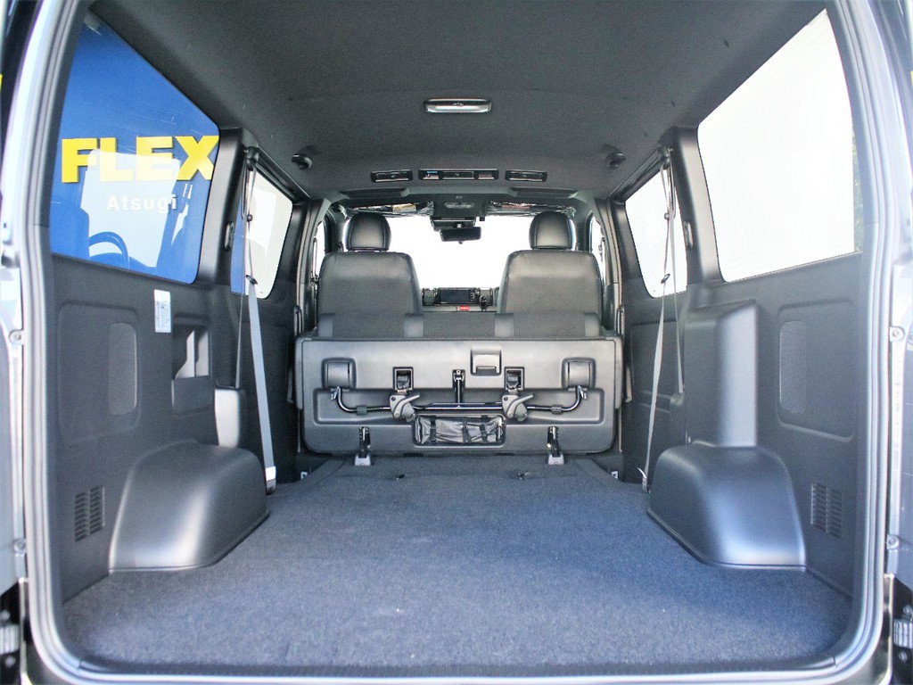 二列目を倒すことで、更に荷室スペースが広がります！ベットキットなどの追加カスタムにもおススメのお車となっております！