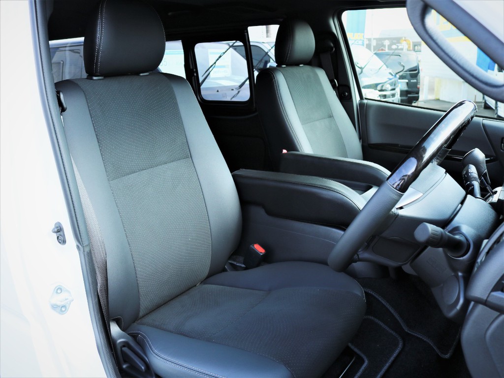 運転席シート、ハーフレザーシート！