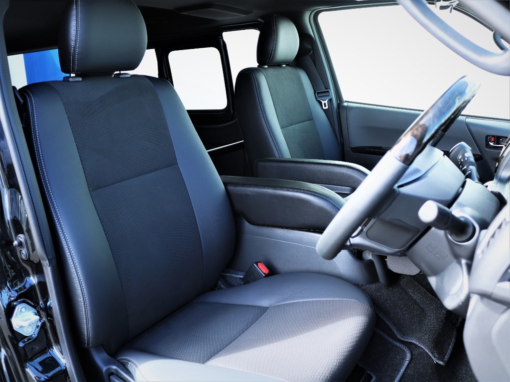 運転席シート、専用ハーフレザーシート！