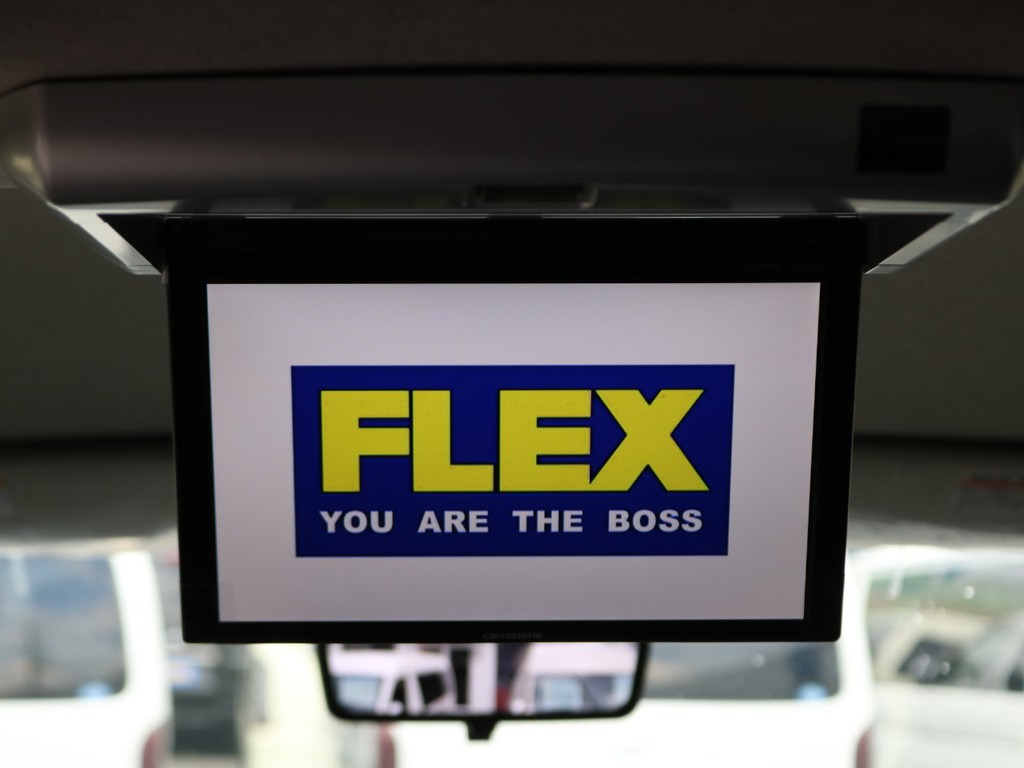 同乗者にも嬉しいパイオニアフリップダウンモニター搭載！