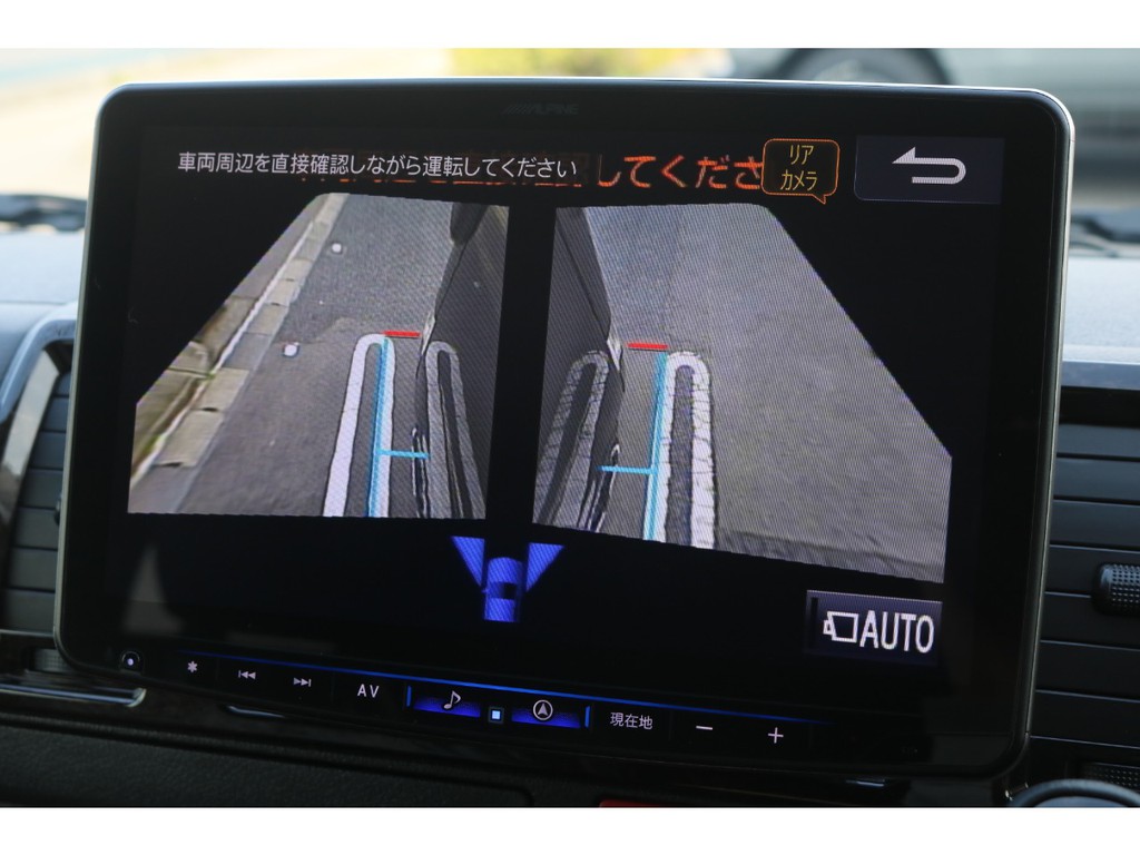 カメラの切替により左右も確認できます！運転が苦手な方には頼もしい機能になっております！