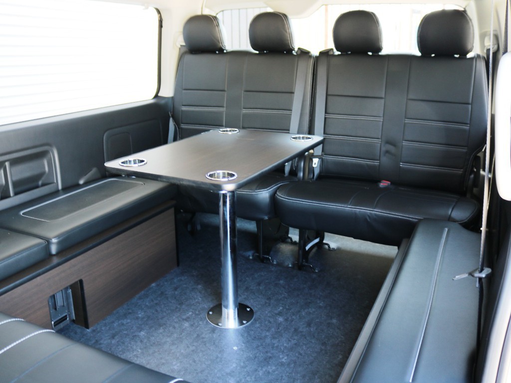 センターテーブル付きで車内でのお食事もお楽しみいただけます！