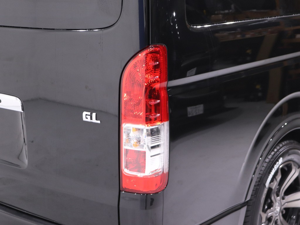 純正テールランプを装備！社外テールランプのカスタムも是非ご相談下さい！