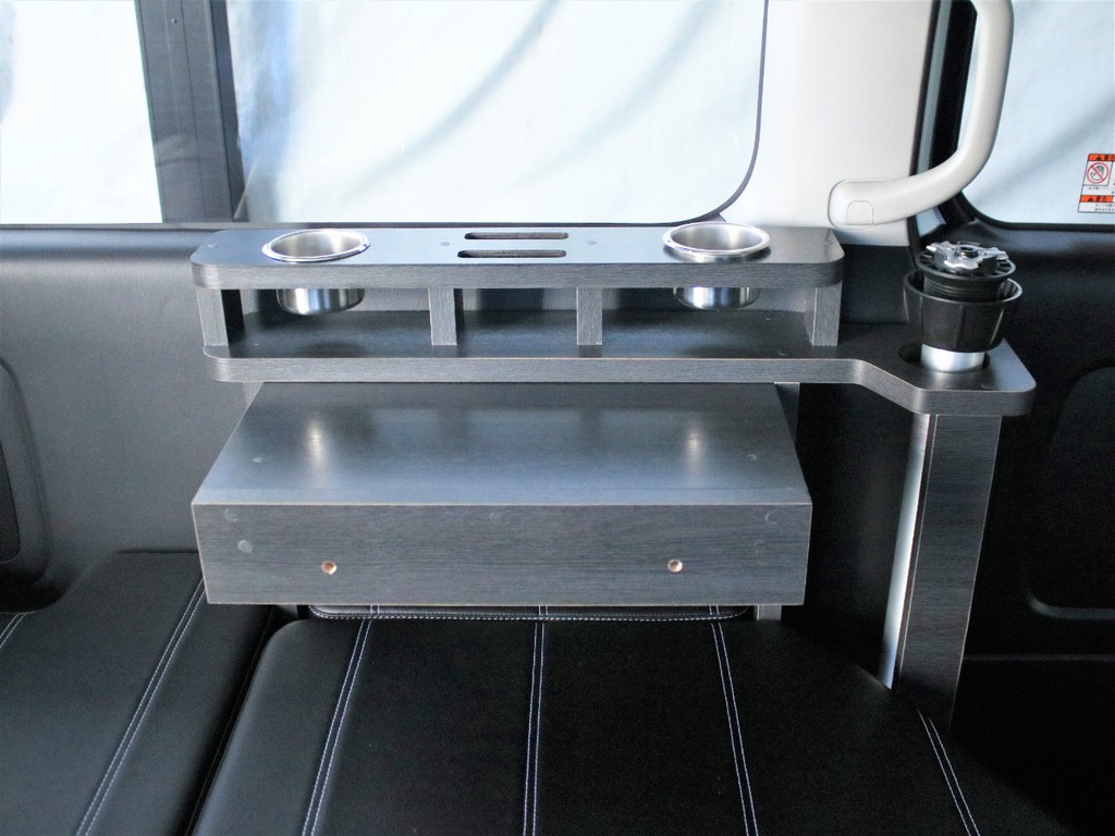 マット展開時はベースをサイドテーブルにも転用できる壁面ドリンクホルダーも装備しております。