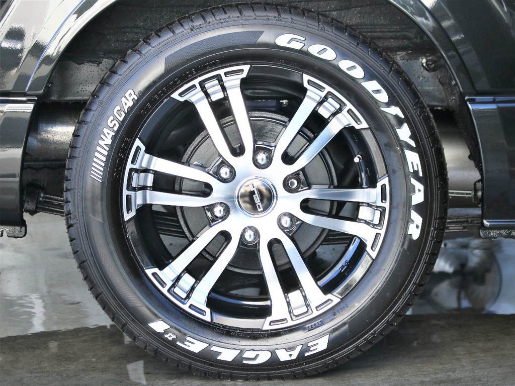 FLEXオリジナルのデルフ０２１７インチアルミホイールと１７インチナスカ―タイヤを装備しております。