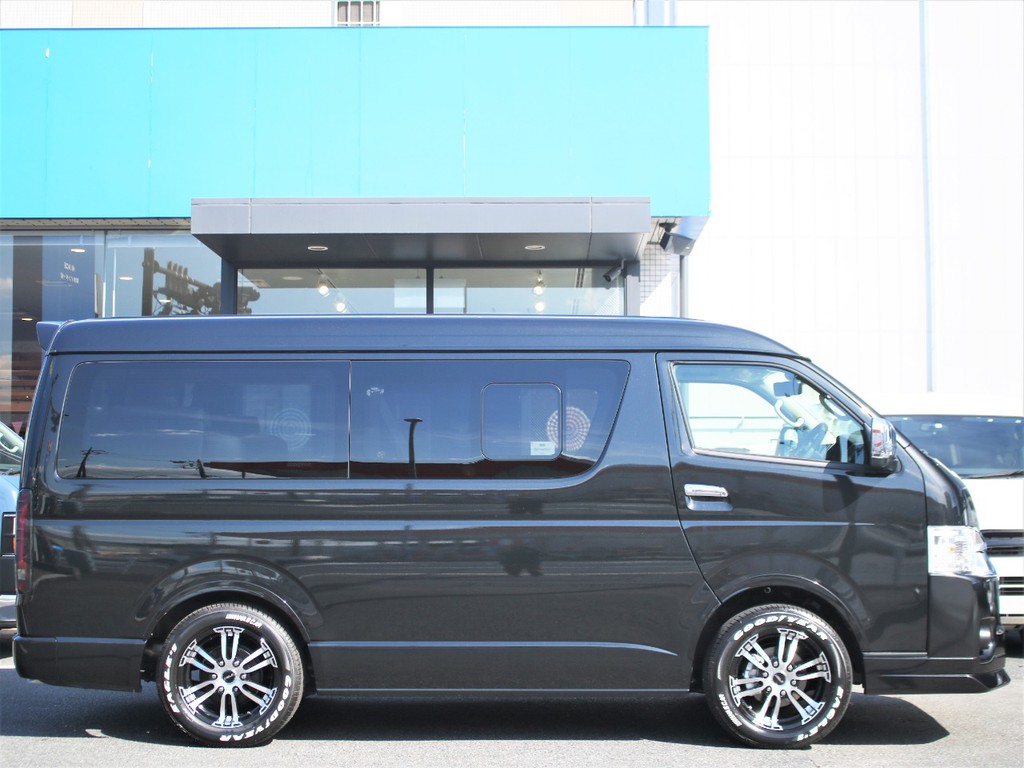 1インチローダウン施工済＆オーバーフェンダー装備済ですのでカッコ良くクールな印象となっております。