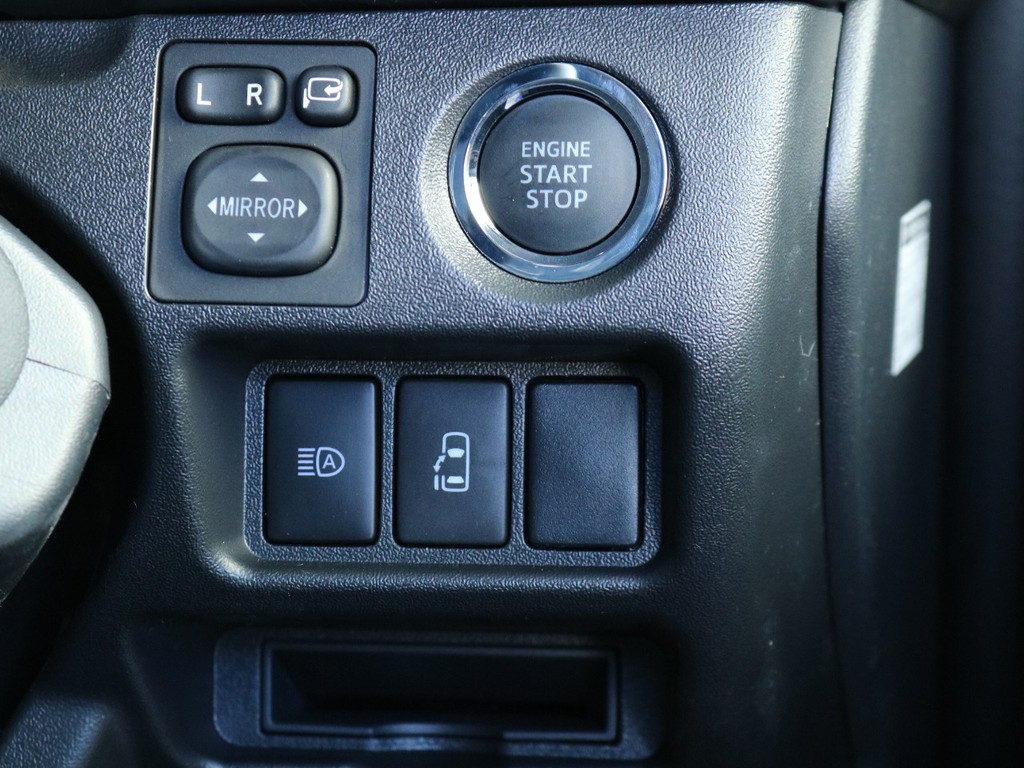 スマートエントリー＆スタートシステムを標準装備しておりますので、ストレスなくエンジン始動が可能です。