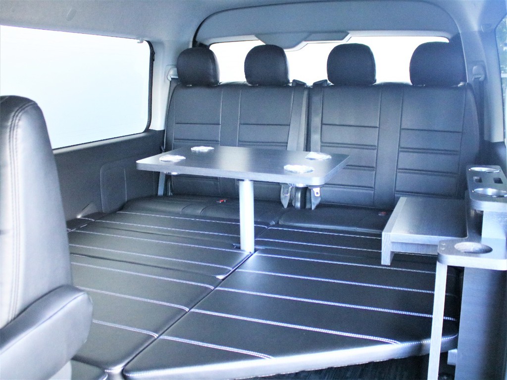 内装アレンジVer1.5を採用しております。足を伸ばしながらの乗車や、車中泊にもおススメとなっております。