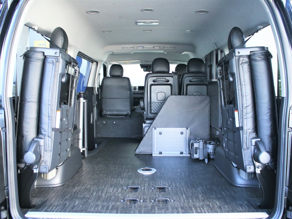 ４列目を跳ね上げる事で広大なスペースを確保できますので、トランポとしてもお勧めです。