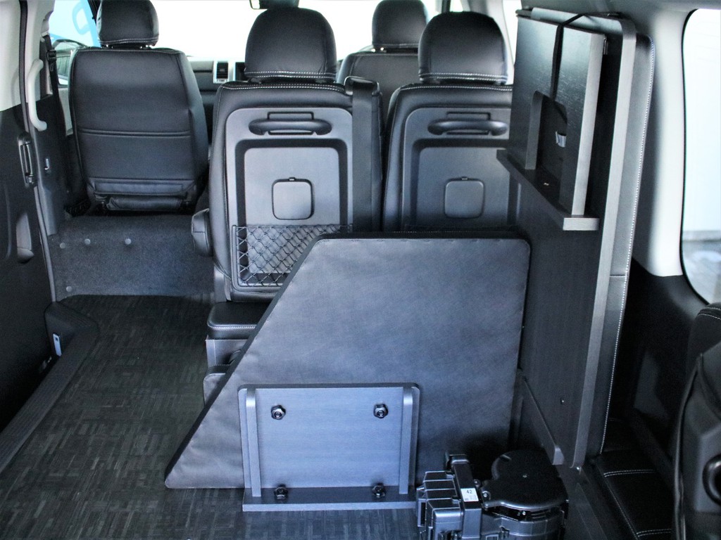 三列目シートは二人掛け乗車も可能ですが、収納して荷室スペースを広げる事もできます。