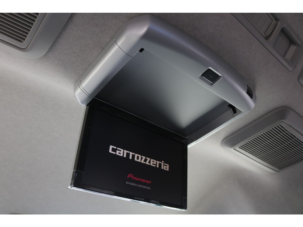 後席フリップダウンモニター装備！長旅には欠かせない装備ですね！