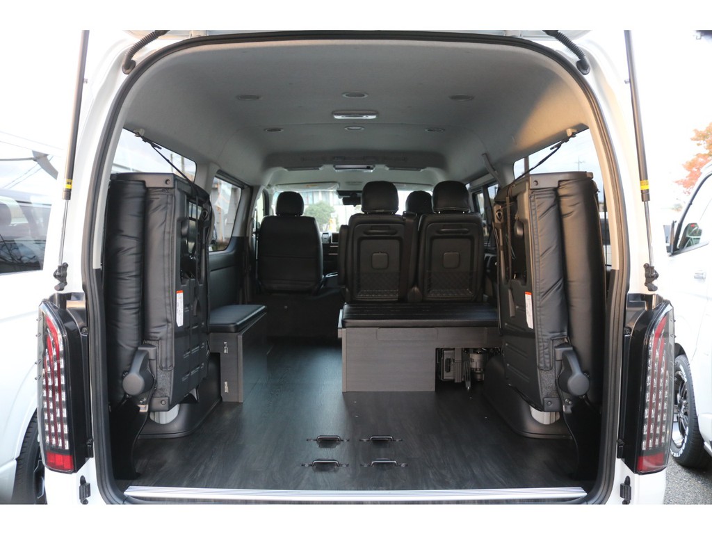 ４列目シートは跳ね上げタイプなので、ラゲッジスペースとしても広々ご利用いただけます！