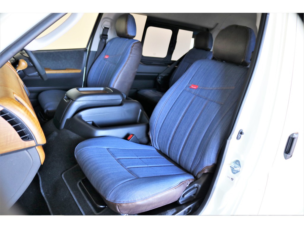 全席デニム調シートカバー装着！