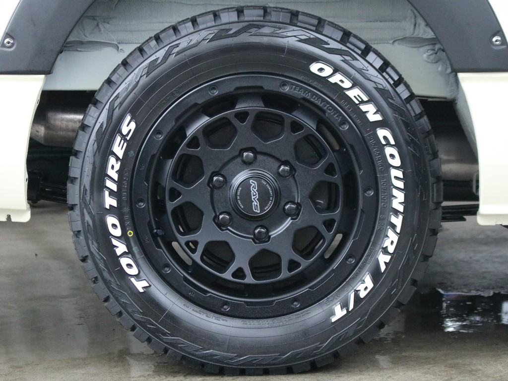 RAYS　M9ブラックエディションのアルミホイール16インチ＆オープンカントリータイヤ16インチを装備しております！アゲ系には間違いないセットです！