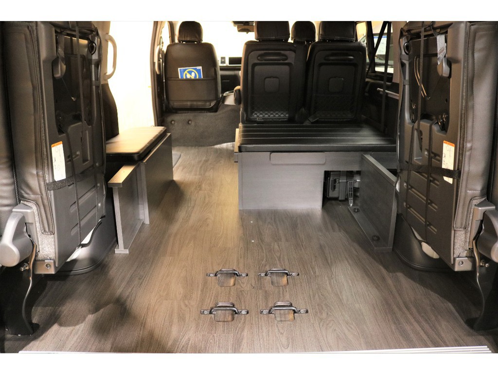 4列目を跳ね上げれば荷室スペースも確保★ベッドキット下や取り外してスペースの拡大などお好みのレイアウトでご利用ください♪