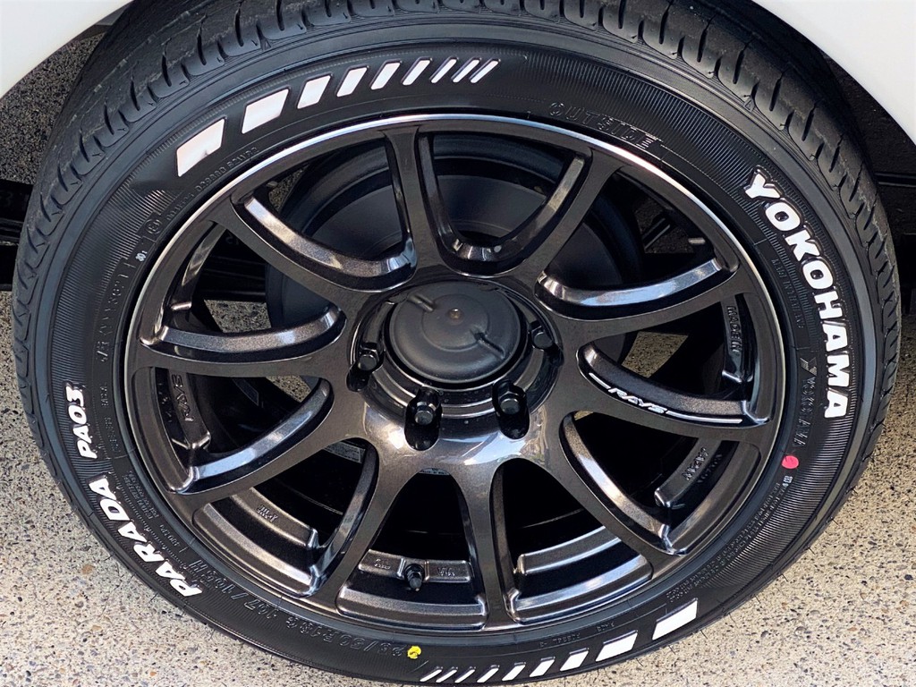 足元にはＲＡＹＳ ｇｒａｍＬＩＧＨＴＳ ５７Ｔｒａｎｓ－Ｘ１８インチアルミにＹＯＫＯＨＡＭＡ パラダタイヤをインストール！！