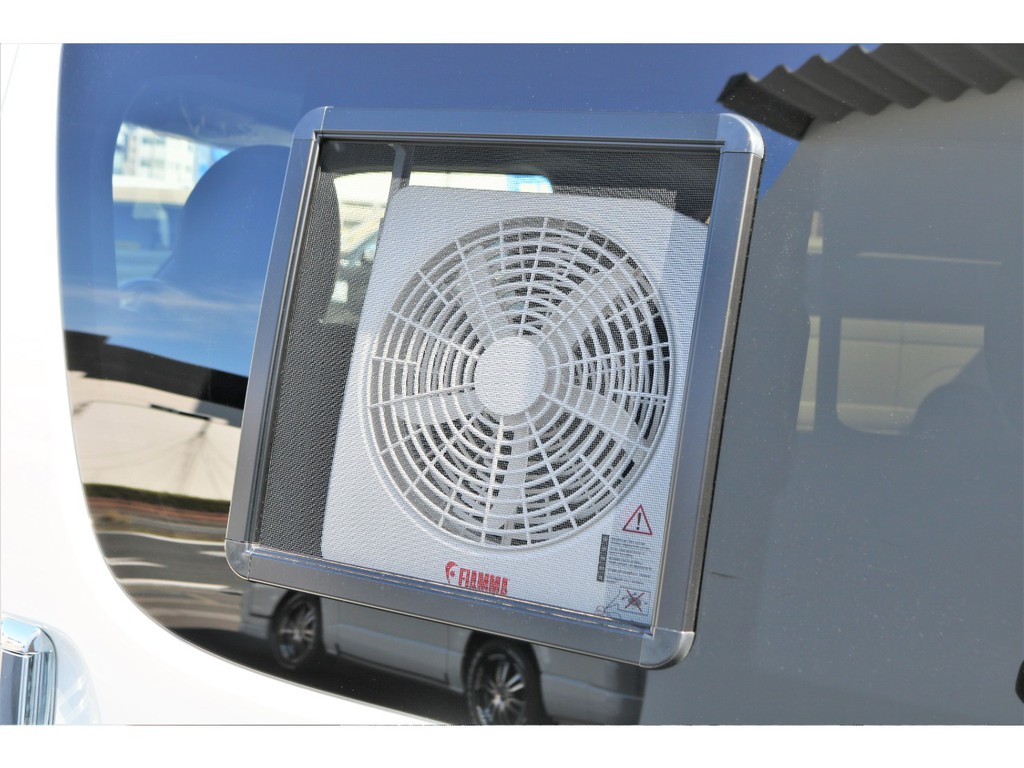 ＤＯＧＶＡＮオプション装備：アミエース＆ＦＩＡＭＭＡターボキット完備！！室内換気や熱気を和らげる事だけでなく、臭いの放出も可能！