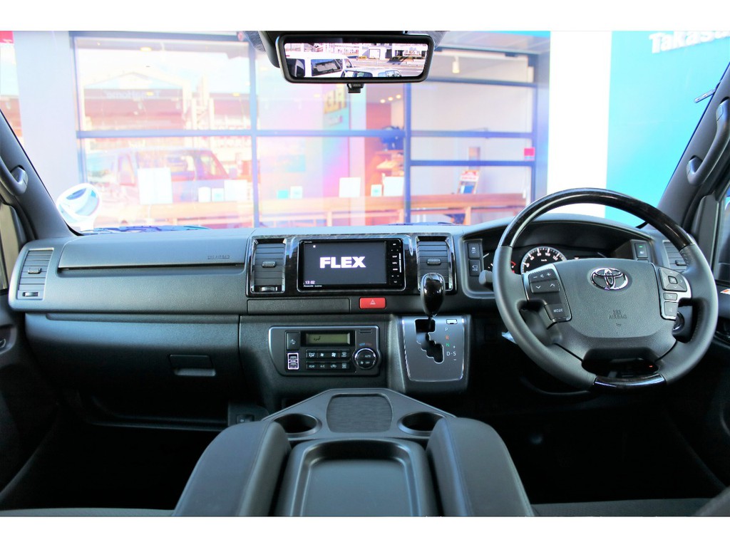 内装は高級感溢れる特別仕様車専用装備が充実！！