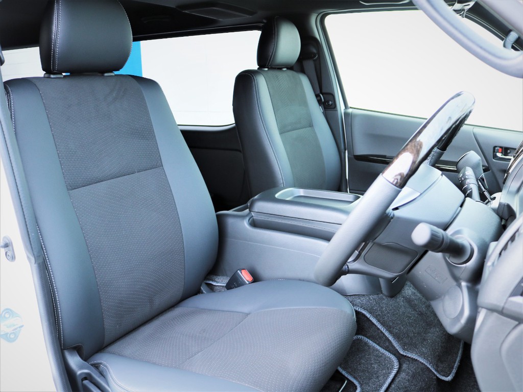 運転席シート、専用ハーフレザーシート！