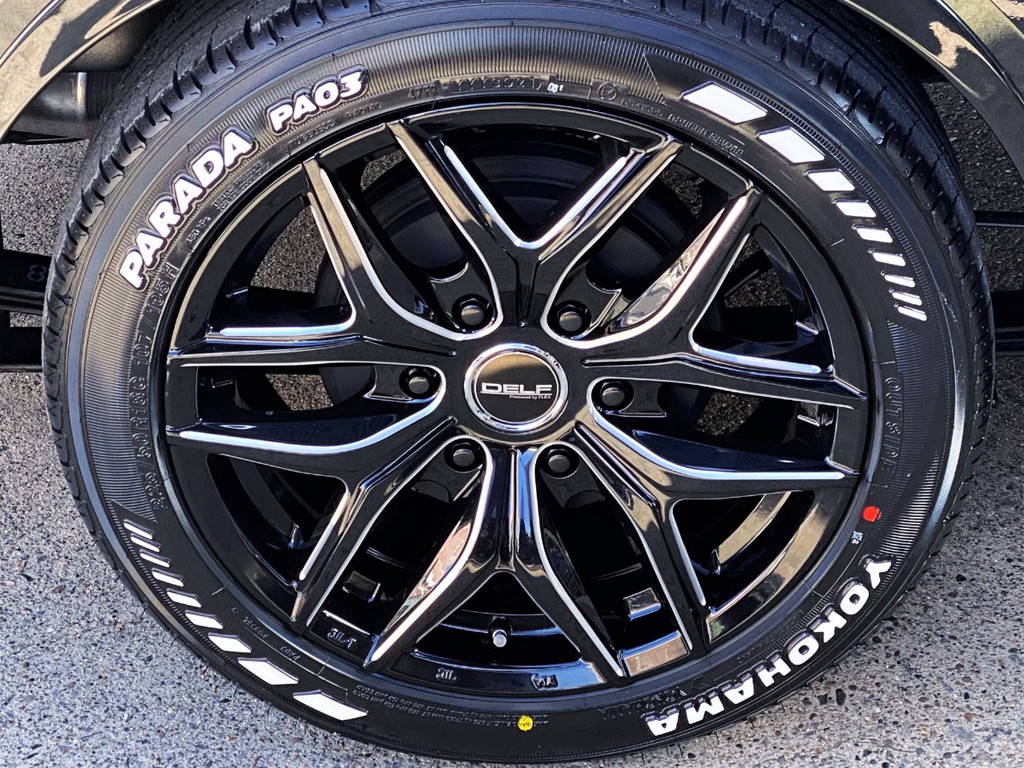 足元にはＦＬＥＸオリジナル Ｄｅｌｆ０１ １８インチアルミにＹＯＫＯＨＡＭＡパラダタイヤをインストール！！