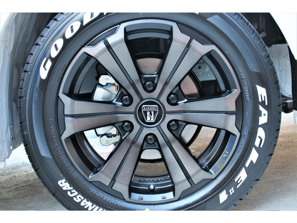 足元にはオリジナルカラーバルベロＵＧ１７インチＡＷにグッドイヤーナスカーホワイトレタータイヤをチョイス！！