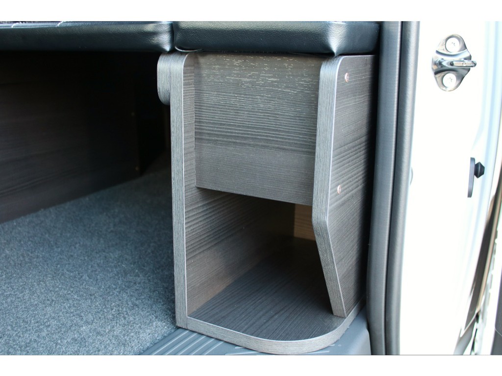 ベッドキットは黒木目調デザインとなっておりとてもおしゃれですね！！