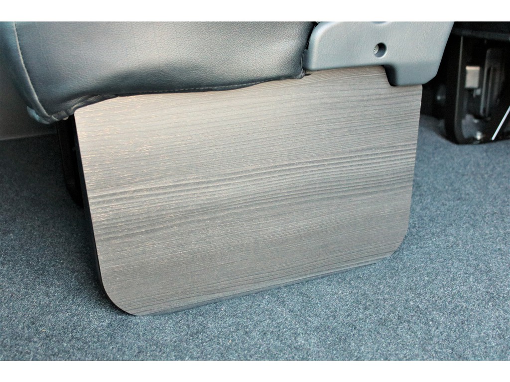 後席２列目の足元には黒木目調フットパネルを取り付け！！