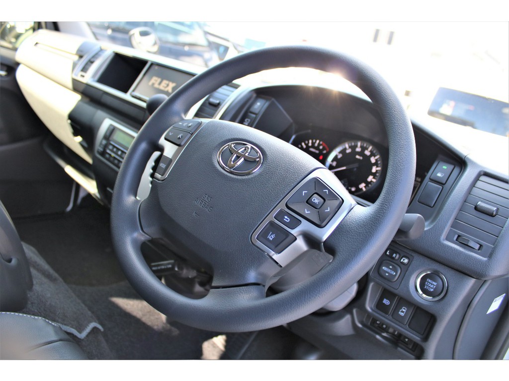 ステアリングはオーディオスイッチ搭載！！また、インテリアカスタムもオーダー可能！