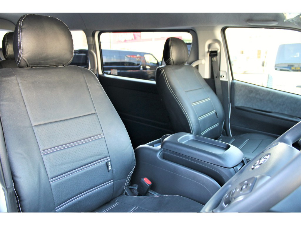 オリジナルブラックレザー調シートカバーを全席に搭載！！