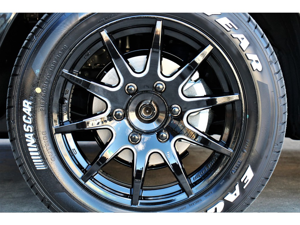 足元にはスポーティデザインのＦＥＮＩＣＥ ＸＣ１０ １７インチＡＷにグッドイヤーナスカーホワイトレタータイヤをチョイス！！