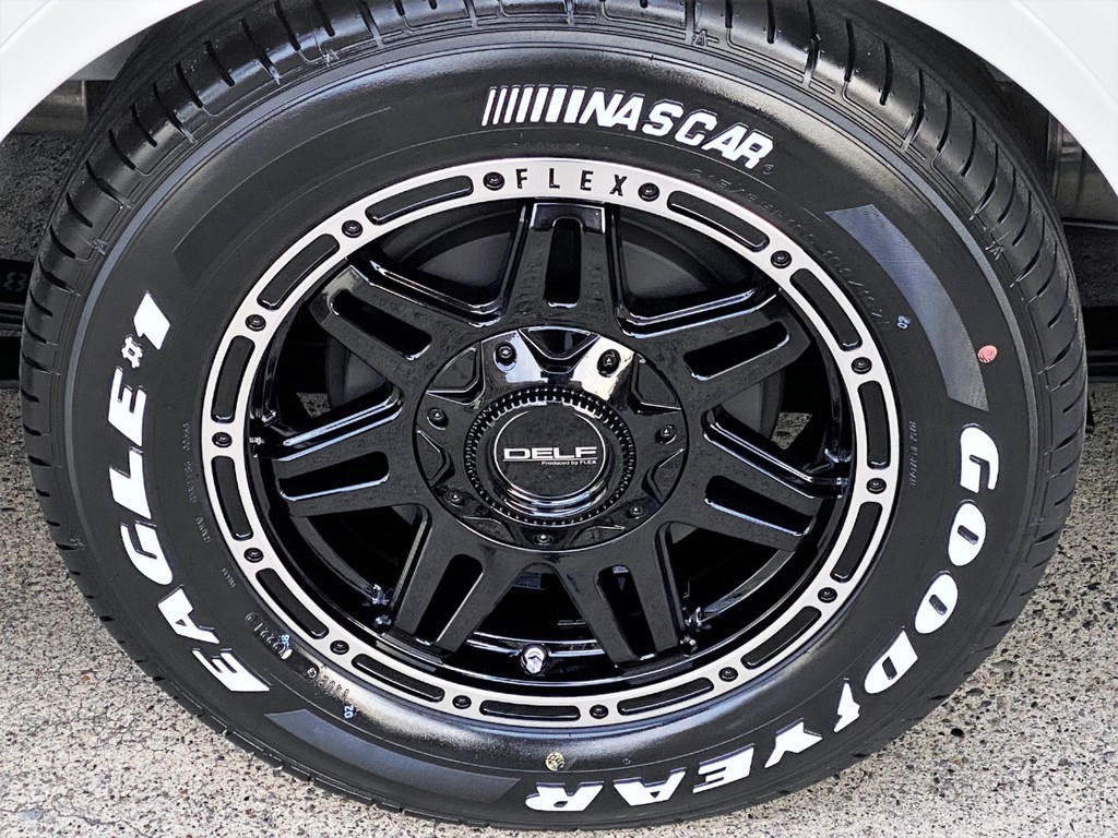 足元にはＦＬＥＸオリジナル Ｄｅｌｆ０４ １６インチアルミにナスカータイヤをインストール！！