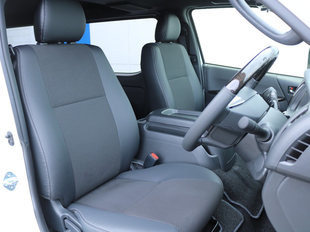 運転席シート、専用ハーフレザーシート！